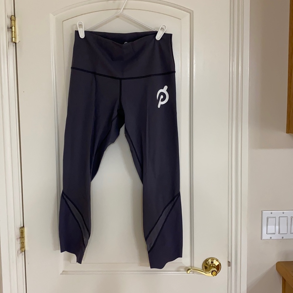 EUC Lululemon Peloton Sz 8 Grey Scalloped leggings